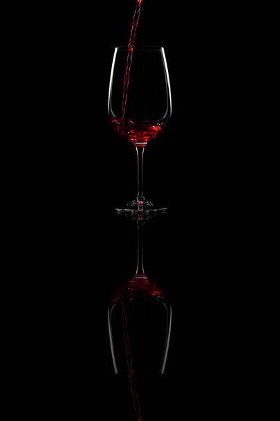 Vino rosso versando
 - Foto, immagini