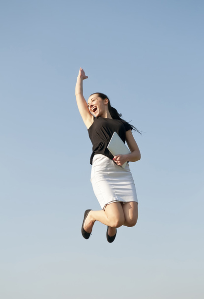 Nainen hyppääminen tabletti tietokone
 - Valokuva, kuva