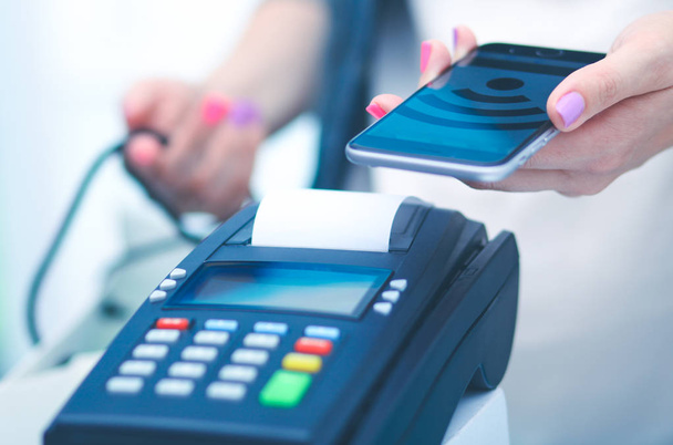 Клієнт платить з смартфон в магазин за допомогою Nfc технології. NFC технології. Клієнт платить - Фото, зображення