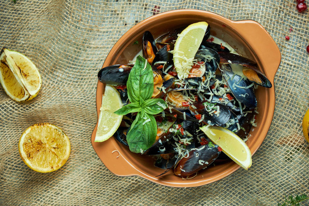 Plate with mussels on a gray background  - Foto, Bild
