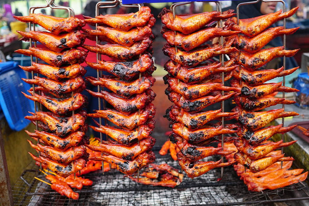 Deliciosas alas de pollo a la parrilla picante caliente en un mercado local para la venta
 - Foto, imagen