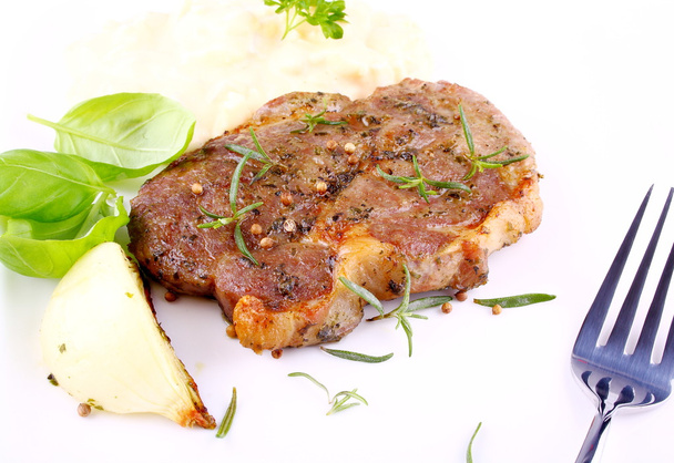 Трав'яний стейк М'ясо на грилі з цибулею, базиліком та картоплею
 - Фото, зображення