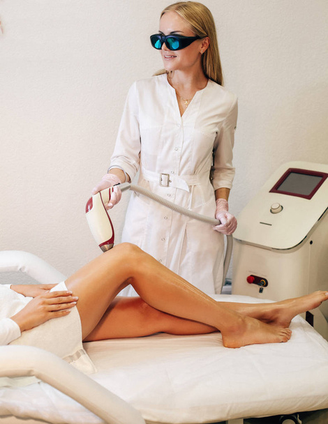beautiful woman making laser hair removal procedure in beauty sa - Foto, afbeelding