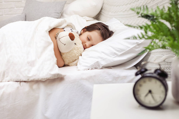 Cute little child girl sleeping with teddy bear - Foto, afbeelding