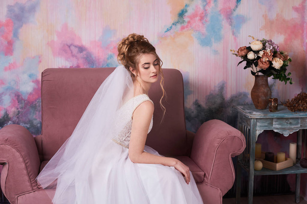 Όμορφο μπουντουάρ της νύφης. Πορτρέτο του γάμου μακιγιάζ και χτένισμα, κορίτσι σε πέπλο και κοσμήματα στο σπίτι. Γαμήλιο πρωινό νύφης. Μόδα νύφη πανέμορφη ομορφιά, στοχαστική ευτυχισμένη νύφη γυναίκα - Φωτογραφία, εικόνα