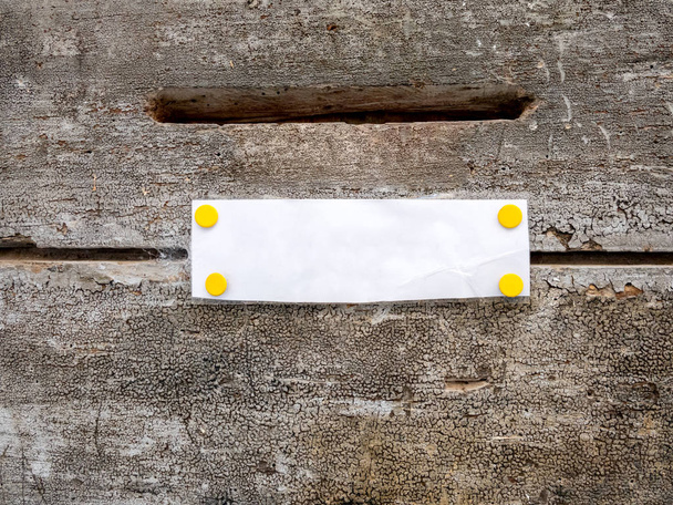 mailbox slot on a wooden door with white paper - Foto, afbeelding