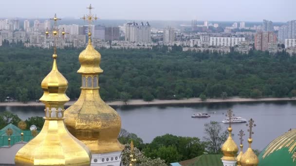 Pohled na dómy Kyjevské-Pechersk Lavra - Záběry, video