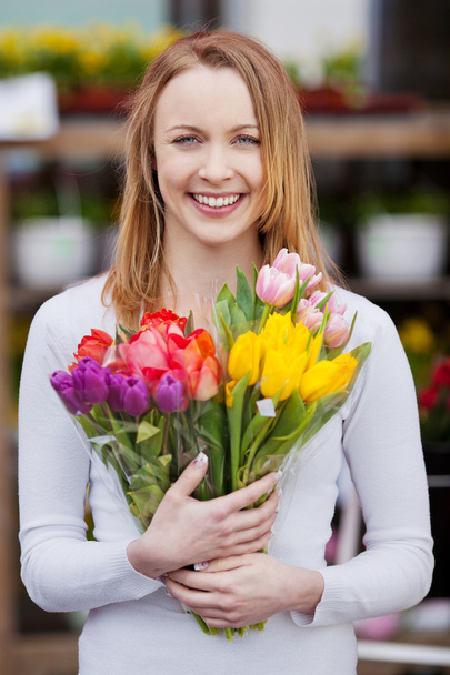 Young Woman Holding Flower Bouquet In Supermarket - Zdjęcie, obraz