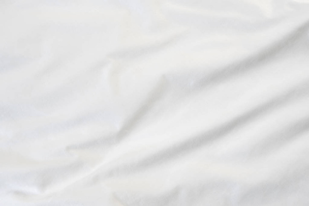Textura bílé přikrývky zhroucené na posteli - Fotografie, Obrázek