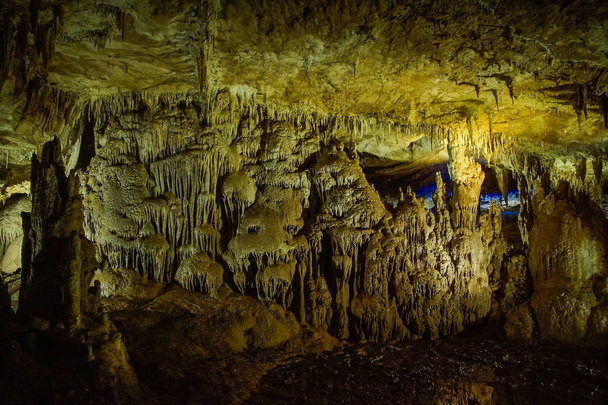 famosas formaciones rocosas en la Cueva de Prometeo
 - Foto, imagen
