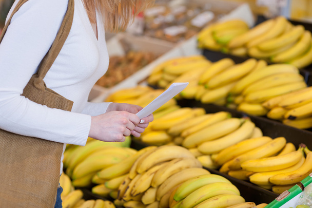 Shopper buying ripe yellow bananas - Fotografie, Obrázek