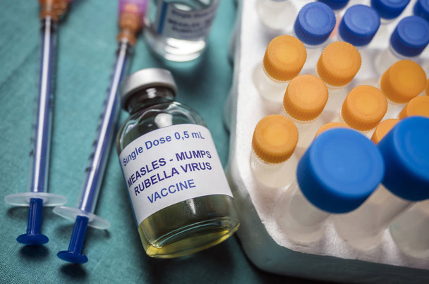 Różne fiolki potrójnej szczepionki wirusowej przeciw odrze, różyczce i śwince, znanej jako MMR, obraz koncepcyjny - Zdjęcie, obraz