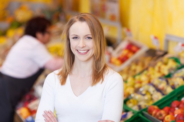 Smiling woman in a supermarket - Zdjęcie, obraz