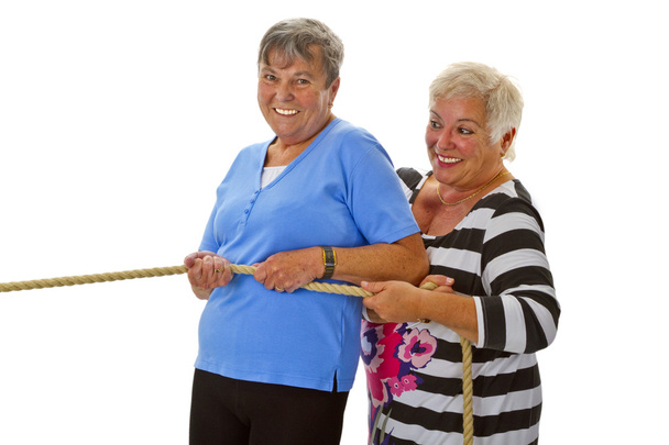 Due anziani donne che tirano su una corda
 - Foto, immagini