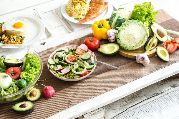 Comida saudável orgânica na mesa de jantar
 - Foto, Imagem