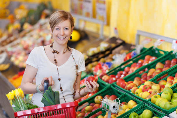 Happy woman buying fresh produce - Foto, Bild