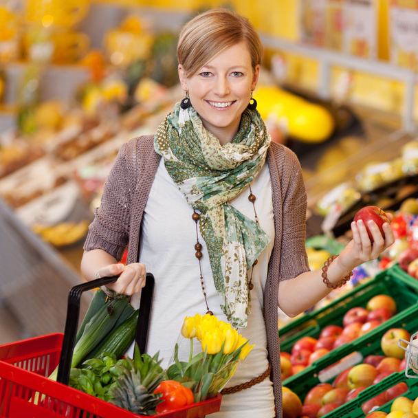 Smiling woman shopping for fresh produce - Φωτογραφία, εικόνα
