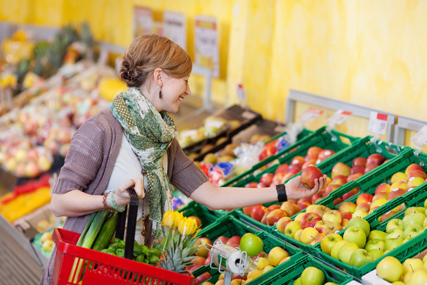 Trendy woman buying fresh produce - Fotografie, Obrázek