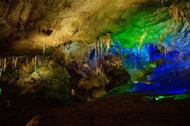 illumination colorée de la grotte Prometheus
 - Photo, image