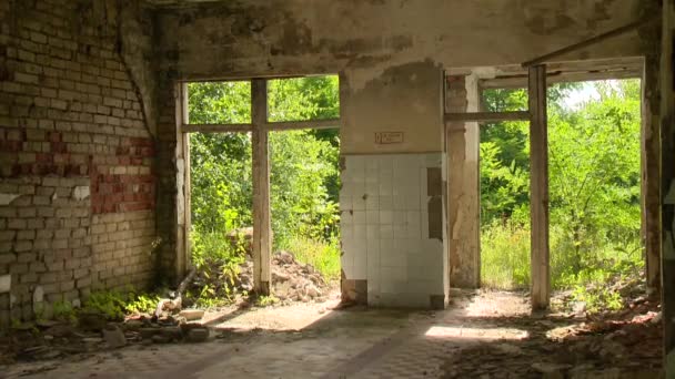 Stary opuszczony dom po Armageddon - Materiał filmowy, wideo