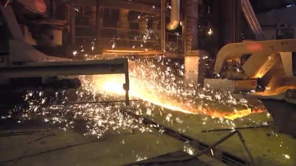 flüssiges flüssiges Metall, das aus dem Hochofen auf die Gießerei strömt - Filmmaterial, Video