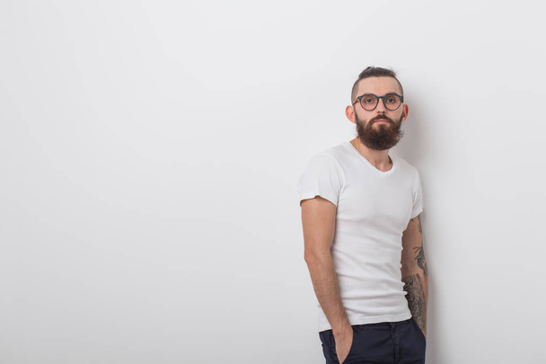 Schoonheid, mode en mensen concept - Cool man met baard die zich voordeed op witte achtergrond - Foto, afbeelding