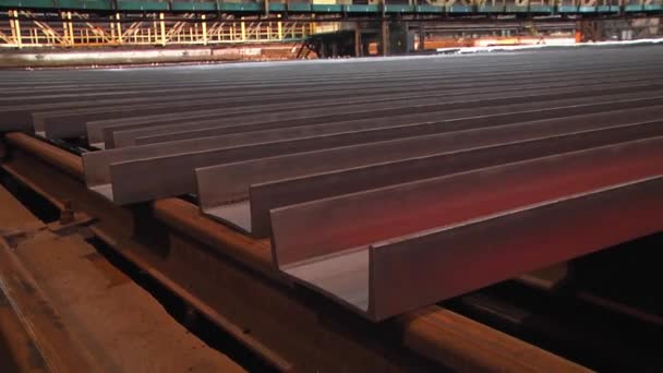 Carril de acero caliente en un transportador en una planta metalúrgica
 - Imágenes, Vídeo