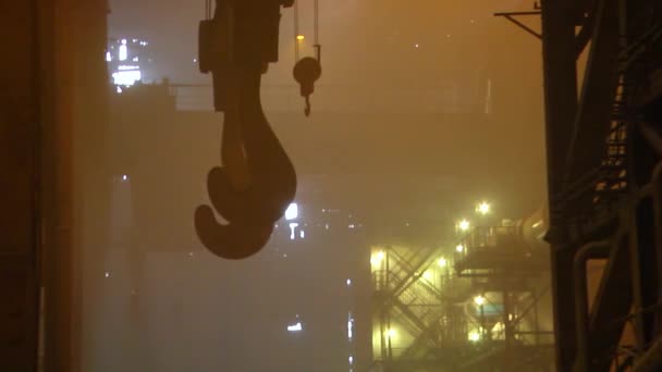 grúa en una planta metalúrgica
 - Metraje, vídeo