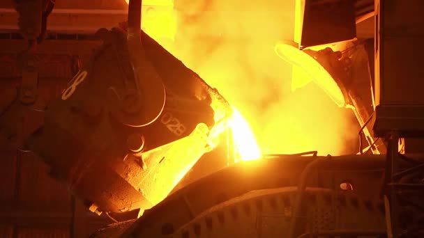 Proces odlewania żelaza do konwertera. Produkcja stali w zakładach metalurgicznych. - Materiał filmowy, wideo