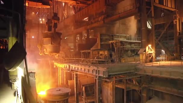 der Prozess, Eisen in den Konverter zu gießen. Stahlproduktion in einem Hüttenwerk. - Filmmaterial, Video