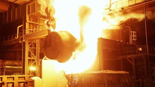 Het proces van het gieten van ijzer in de omzetter. Staalproductie in een metallurgische fabriek. - Video