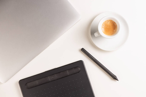 Bilgisayar ve kahve ile Grafik Tasarımcı beyaz çalışma masası.  - Fotoğraf, Görsel