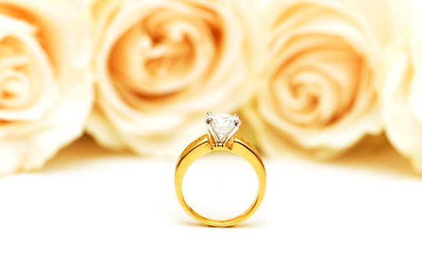 Roses and wedding ring isolated - Φωτογραφία, εικόνα