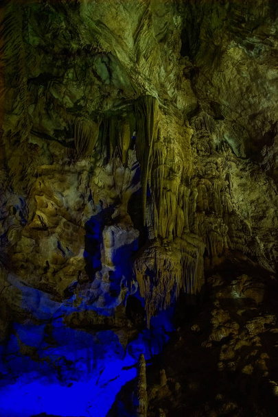 φωτισμένα σταλαγακάρια στο σπήλαιο Προμηθέας - Φωτογραφία, εικόνα