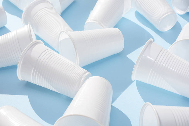 Одноразові пластикові білі порожні чашки
 - Фото, зображення
