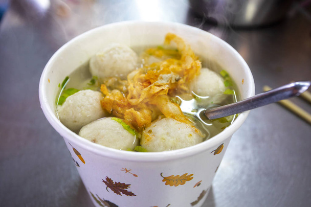 Aperitivos auténticos de Taiwán, sopa de bola de pescado de invierno, sopa de bola de pez vela hecha de pez vela
, - Foto, Imagen