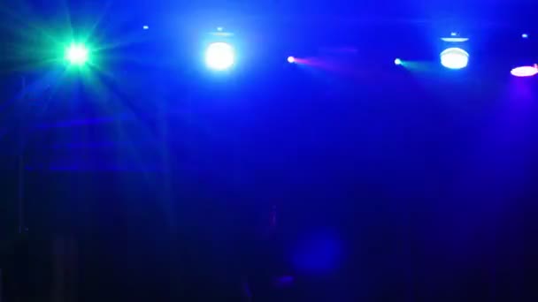Abstrakcyjne światła DJ koncert pokazać kolorowe efekty - Materiał filmowy, wideo