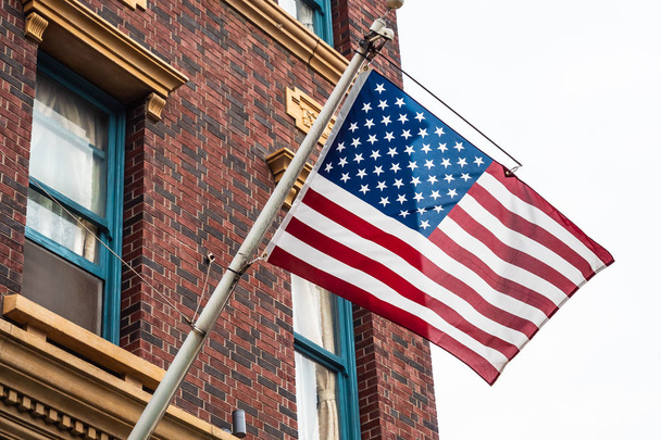 Piękna Flaga Amerykańska lub usa przed budynkiem - Zdjęcie, obraz