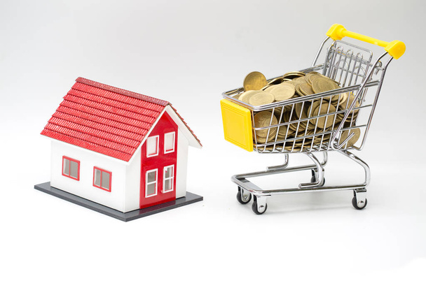 Modell rotes Haus und Münze im Warenkorb Konzept für Hypotheken s - Foto, Bild