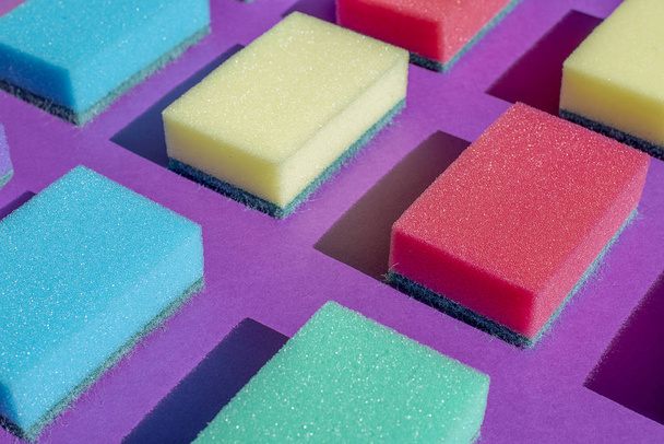 Esponjas retangulares multicoloridas para lavar pratos
 - Foto, Imagem