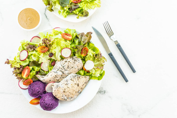 Filete de carne de pechuga de pollo a la parrilla con verduras frescas en plato blanco - Estilo de comida saludable
 - Foto, imagen