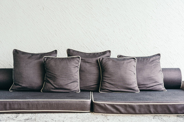 Άνετο μαξιλάρι στον καναπέ με υπαίθριο αίθριο - Φωτογραφία, εικόνα