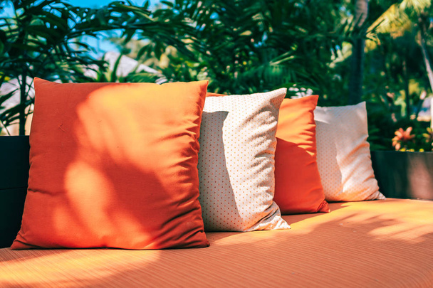 Travesseiro no sofá mobiliário decoração pátio ao ar livre no jardim para o lazer e relaxar
 - Foto, Imagem