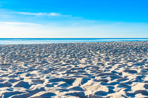 Bellissimo paesaggio esterno di spiaggia mare vuoto oceano con spazio copia per testo o vacanza
 - Foto, immagini