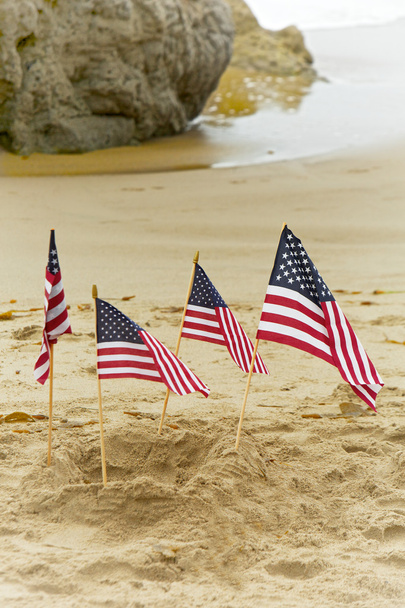 Quatro bandeiras americanas em areia
 - Foto, Imagem