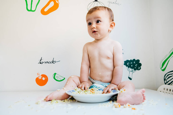 Baby jedzenia przez siebie uczenia się przez Baby-LED Weaning spełnione - Zdjęcie, obraz