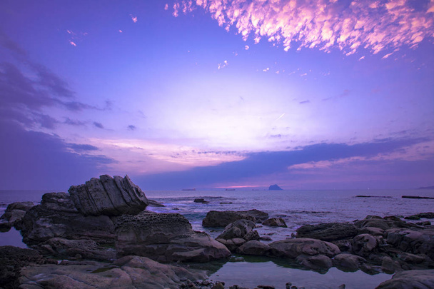 De beroemde schilderachtige plek van Taiwan, de noordelijke kust van Keelung, de natuurlijke geologische rotsachtige kust en de zee, - Foto, afbeelding