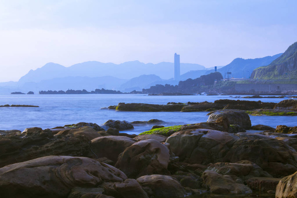 Знаменитий мальовничий район Тайваню, північне узбережжя Кеельунг, природні геологічні скелясті береги і море, - Фото, зображення