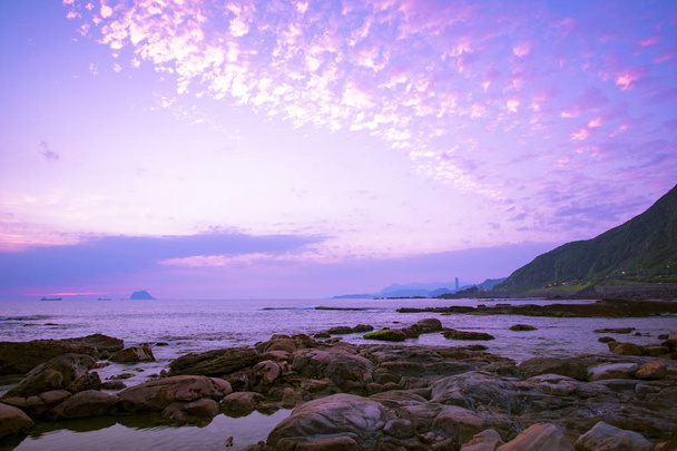 Słynny malowniczy obszar Tajwanu, Północne Wybrzeże Keelung, naturalne geologiczne skaliste brzegi i morze, - Zdjęcie, obraz