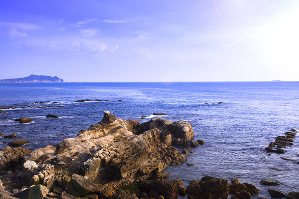 Het beroemde natuurgebied van Taiwan, de noordelijke kust van Keelung, natuurlijke geologische rotsachtige kusten en de zee, - Foto, afbeelding
